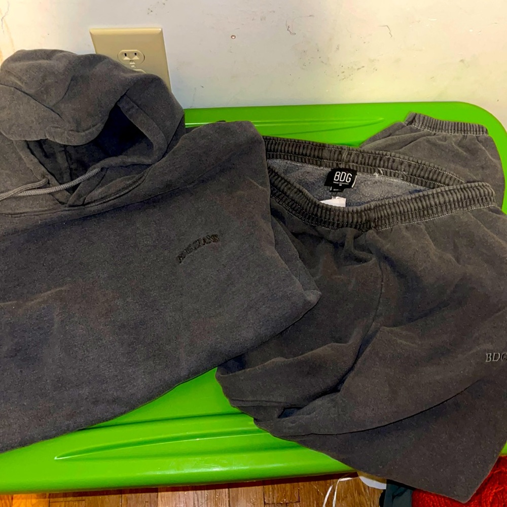 SWEATER AND SWEATPANTS SET